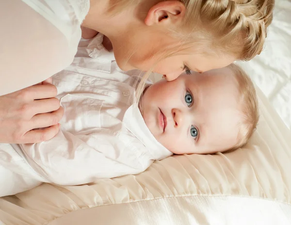 Mère et bébé jouer et sourire — Photo