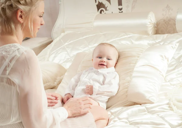 Mãe e bebê brincando e sorrindo — Fotografia de Stock