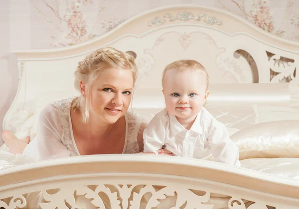 Mãe e bebê brincando e sorrindo — Fotografia de Stock