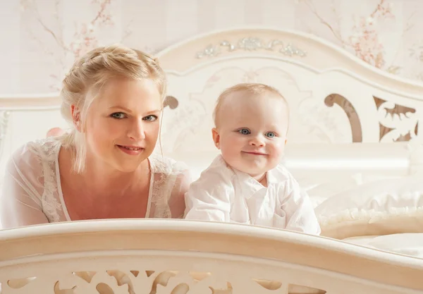 Mãe e bebê brincando e sorrindo — Fotografia de Stock