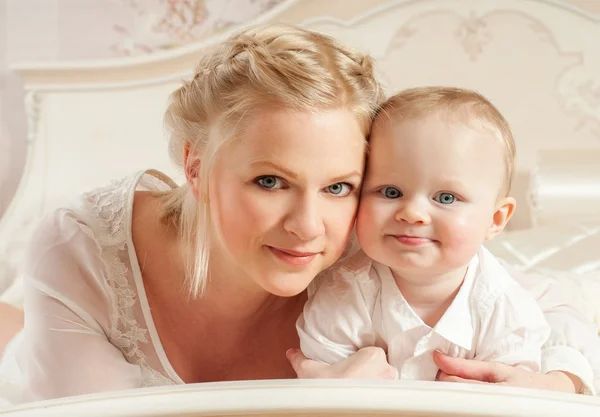 Mãe e bebê brincando e sorrindo — Fotografia de Stock