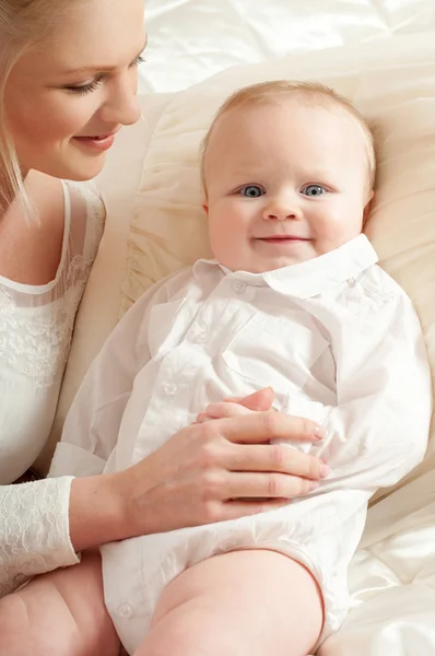 Mère et bébé jouer et sourire — Photo