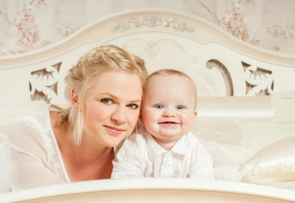 Mãe e bebê brincando e sorrindo — Fotografia de Stock