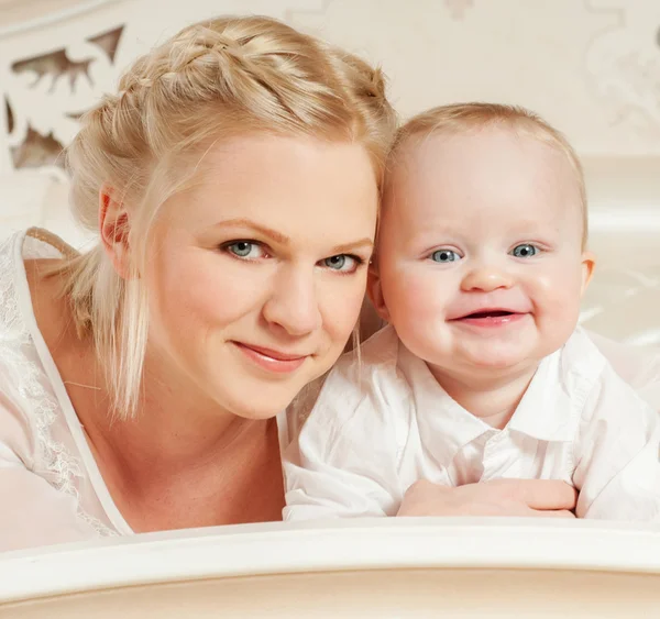 Mãe e bebê brincando e sorrindo — Fotografia de Stock