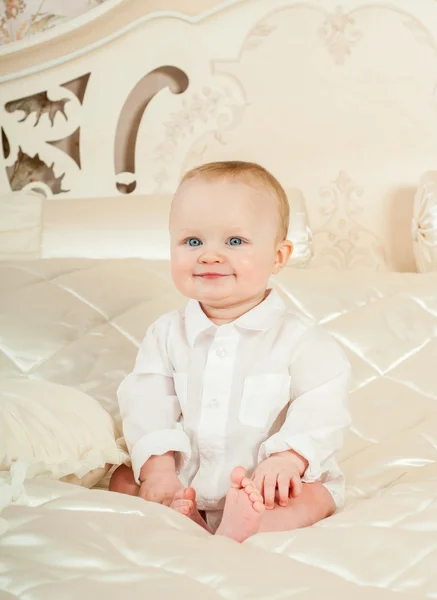 고급 스러운 침실에서 아름 다운 아기 — 스톡 사진