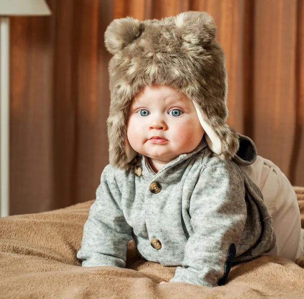 Hermoso bebé en un sombrero de piel — Foto de Stock