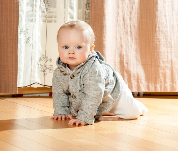 Beau bébé à l'intérieur — Photo