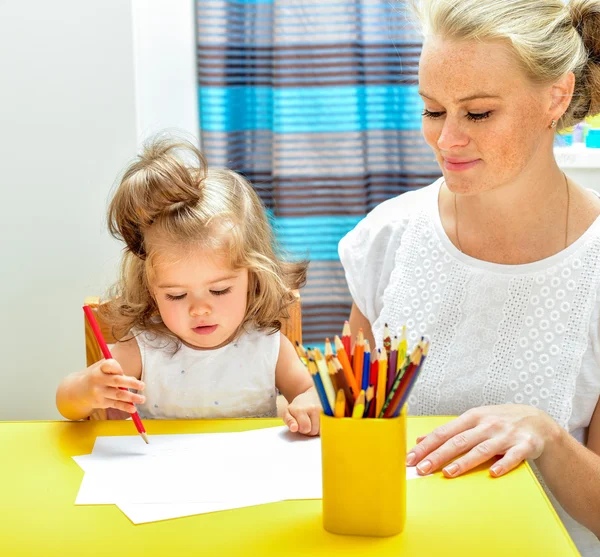 Moeder dochter draw onderwijs met potloden Stockfoto