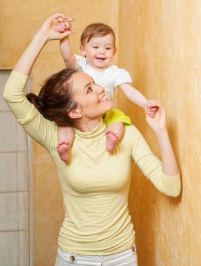 Anne ve bebek birlikte oynama