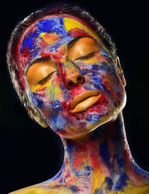 güzel bir kadın yüzü ile profesyonel makyaj