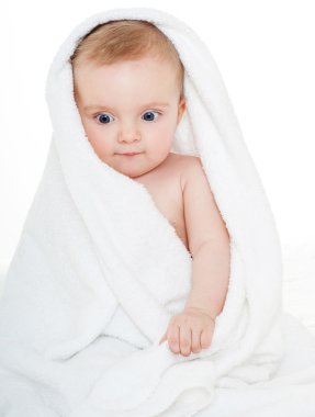 Güzel bebek banyo sonra bir havlu