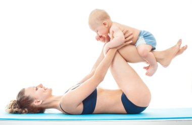 Anne ve bebek yoga yaparken 