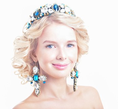 Lüks taç güzel sarışın kadın