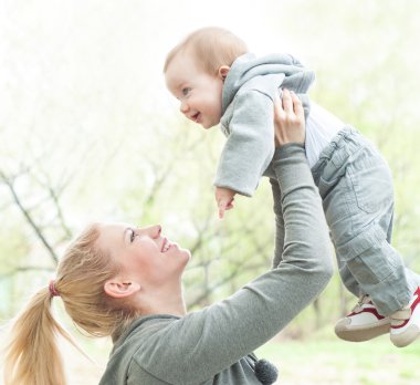 Güzel anne ve bebek dışarıda