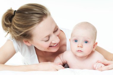 Anne ve bebek oynuyor ve gülümsüyor.