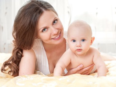 Anne ve bebek yatak oynarken