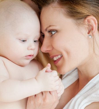 Anne ve bebek yatak oynarken