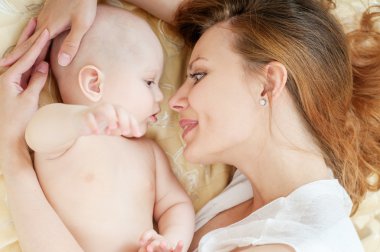 Anne ve bebek yatak oynarken