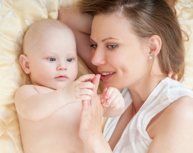 Anne ve bebek yatak oynarken