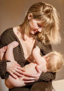 Genç breastfeeds bebeği anne.