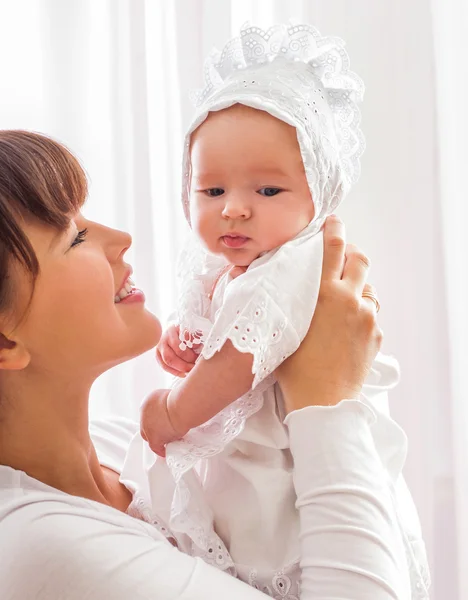 Mãe e bebê brincando e sorrindo — Fotografia de Stock