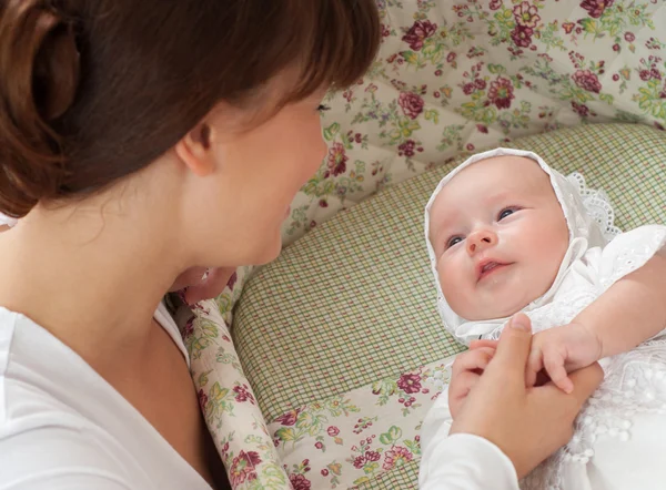 Mãe e bebê brincando e sorrindo — Fotografia de Stock