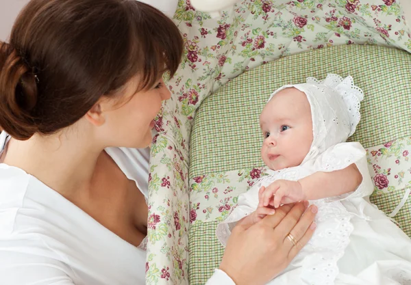 Mãe e bebê brincando e sorrindo — Fotografia de Stock