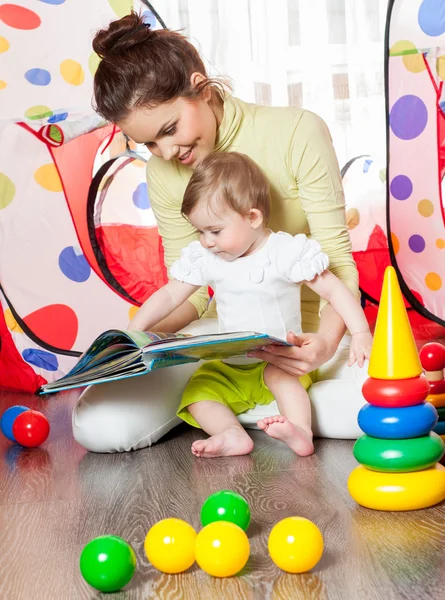 Mutter und Baby lesen zusammen — Stockfoto