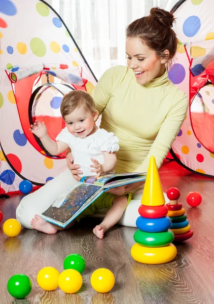 Madre y bebé leyendo juntos — Foto de Stock