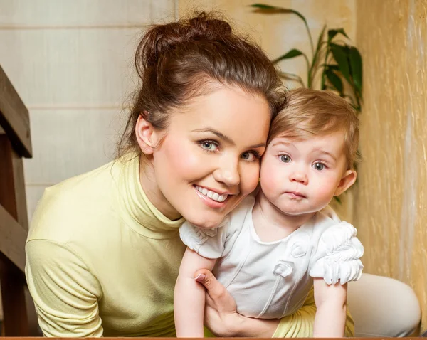 Mutter und Baby spielen zusammen — Stockfoto