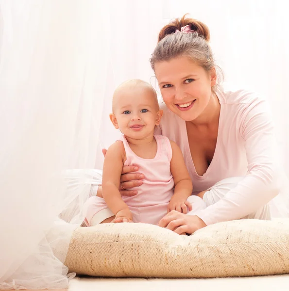 Madre y bebé jugando y sonriendo — Foto de Stock