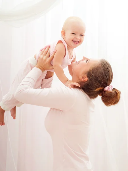 Matka a dítě hrát a usmívat — Stock fotografie