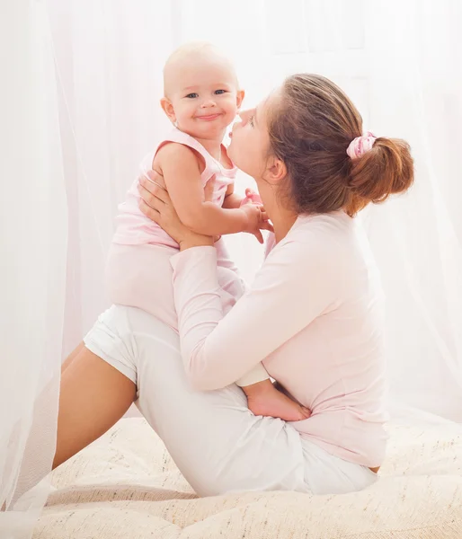 Mãe e bebê brincando e sorrindo — Fotografia de Stock