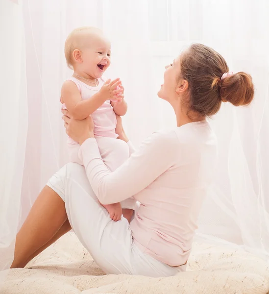 Mãe e bebê brincando e sorrindo — Fotografia de Stock