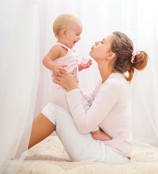 Mãe e bebê brincando e sorrindo — Fotografia de Stock