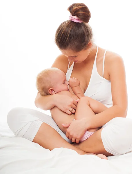 Genç breastfeeds bebeği anne.