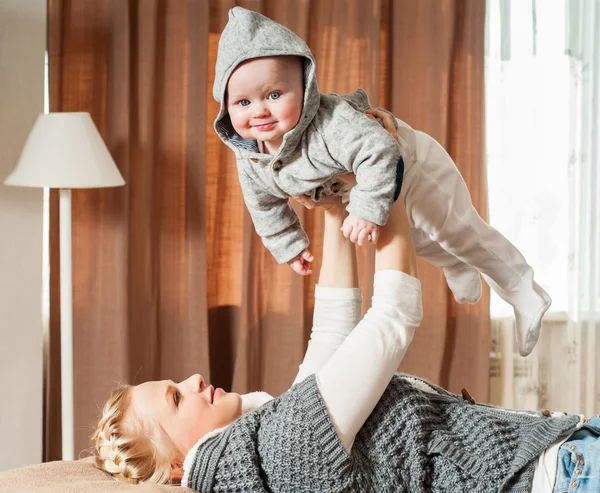 Mãe e bebê brincando na cama — Fotografia de Stock