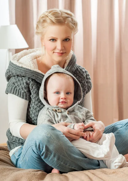 Mother and baby playing at bed — Stock Photo, Image