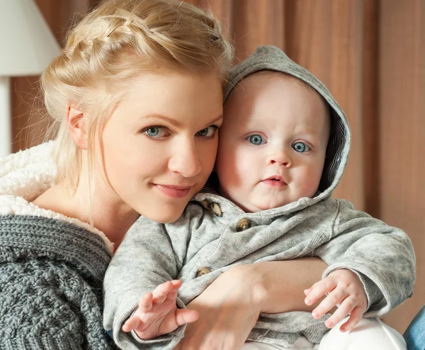 Mother and baby playing at bed — Stock Photo, Image