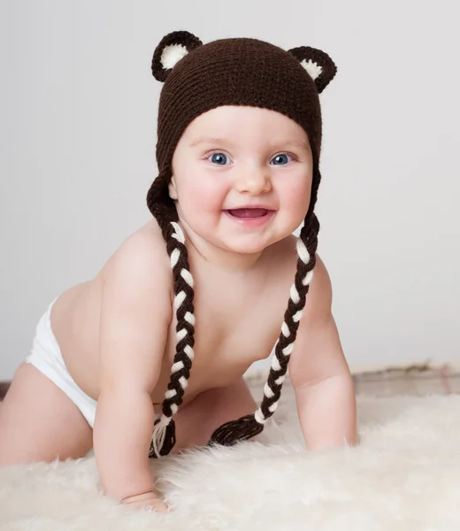 Bebê alegre no chapéu — Fotografia de Stock