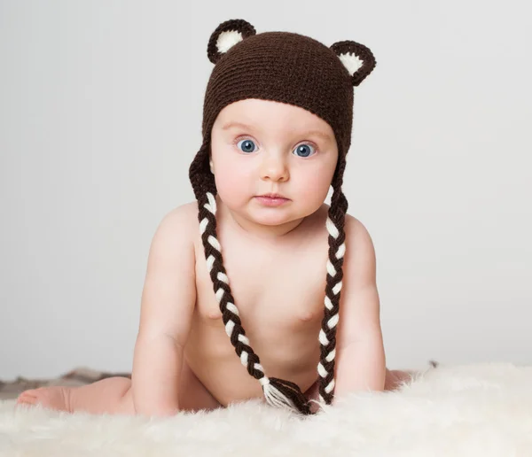 모자에 있는 쾌활 한 아기 — 스톡 사진