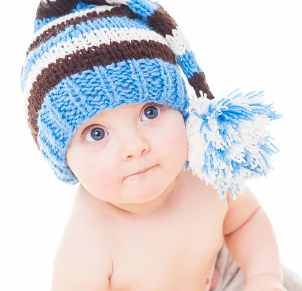 Wesoły dziecko w niebieski kapelusz — Zdjęcie stockowe