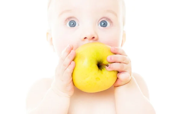 Vacker baby med äpple — Stockfoto