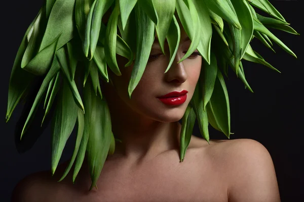 Mulher com folhas verdes frescas cabelo — Fotografia de Stock