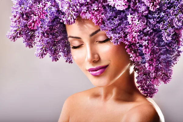 Modelo de moda con flores lila peinado — Foto de Stock