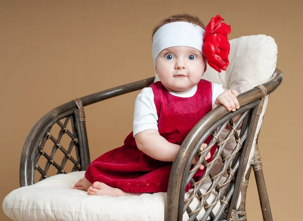 Bebê em um vestido vermelho — Fotografia de Stock