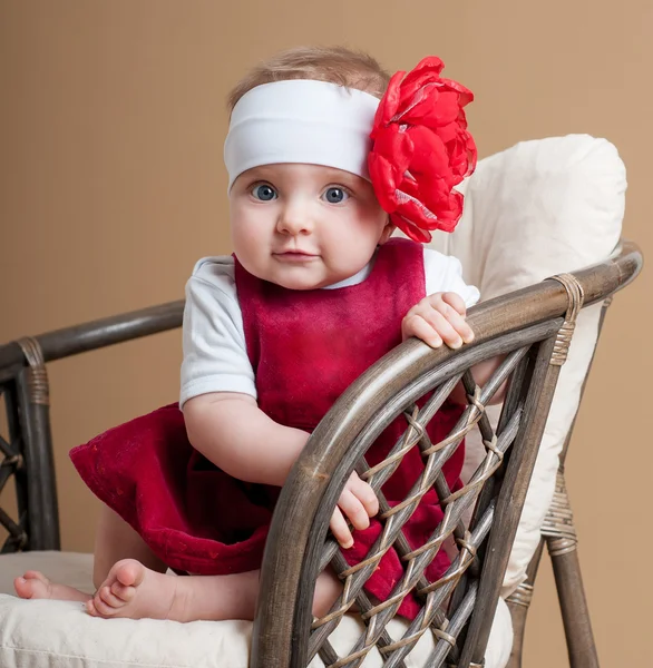 Bebê em um vestido vermelho — Fotografia de Stock