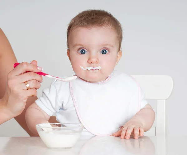 Mãe bebê alimentando — Fotografia de Stock