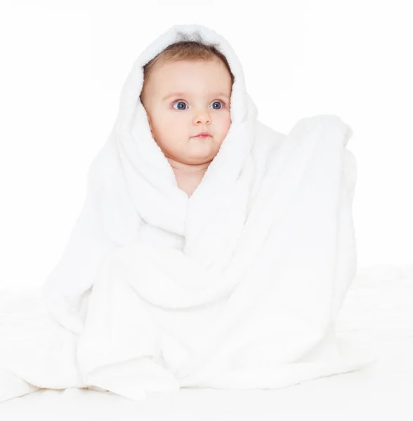 Красива дитина в рушнику після ванни — стокове фото