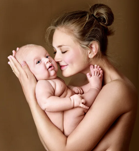 Szczęśliwa rodzina matki i dziecka — Zdjęcie stockowe